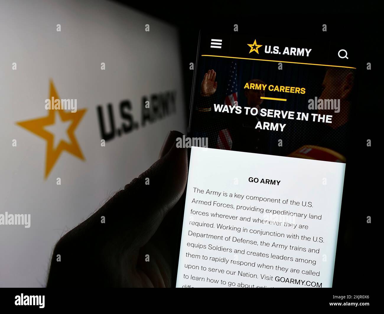 Stuttgart, 11. 12. 2023: Person, die ein Handy hält, mit Webseite der United States Army vor dem Sternlogo. Konzentrieren Sie sich auf die Mitte des Telefondisplays Stockfoto