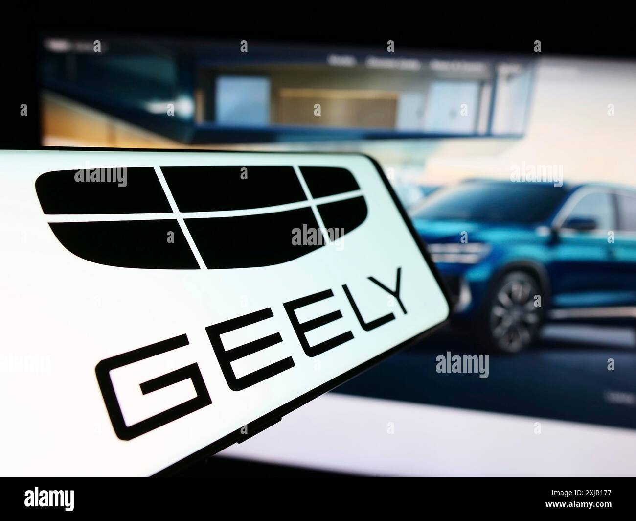 Stuttgart, 16.11.2023: Smartphone mit Logo des chinesischen Autoherstellers Zhejiang Geely Holding Group vor der Website. Konzentrieren Sie sich auf Stockfoto