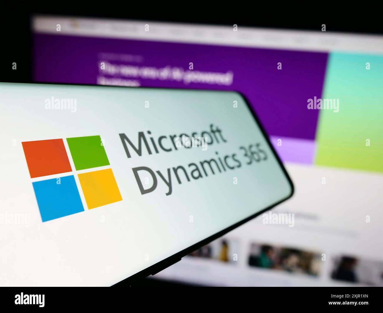 Stuttgart, 27.11.2023: Mobiltelefon mit Logo des Buchhaltungssoftware-Produkts Microsoft Dynamics 365 vor der Business-Website. Fokussieren Sie links Stockfoto