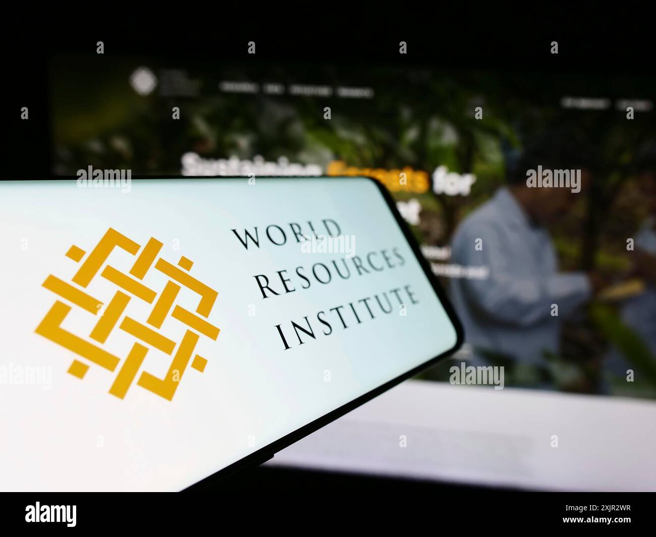 Stuttgart, 12.09.2023: Handy mit Logo der Forschungsorganisation World Resources Institute (WRI) vor der Website. Konzentrieren Sie sich auf Stockfoto