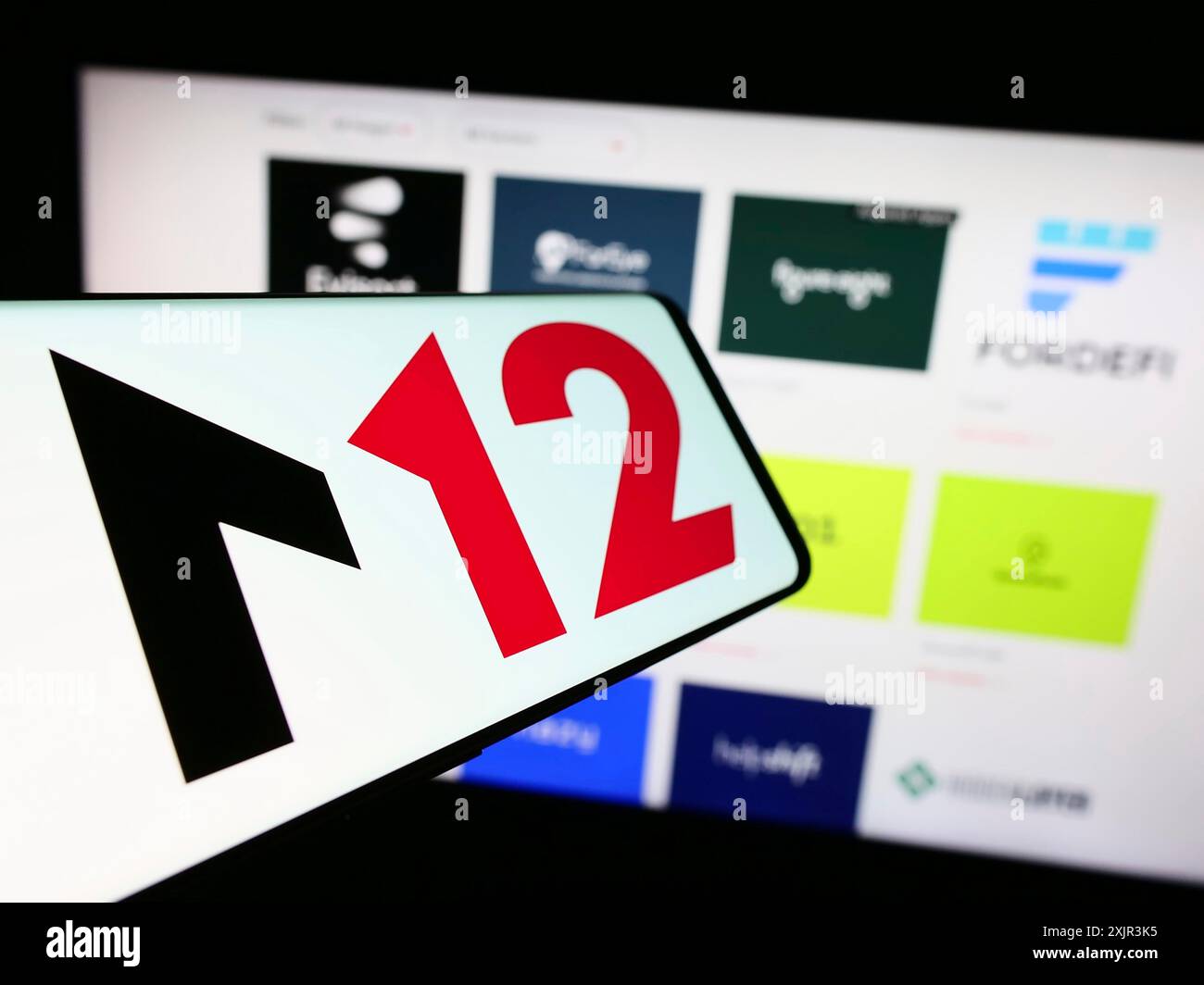 Stuttgart, 20.12.2023: Smartphone mit Logo der amerikanischen Risikokapitalgesellschaft M12 (Microsoft) vor der Business-Website. Konzentrieren Sie sich auf Stockfoto