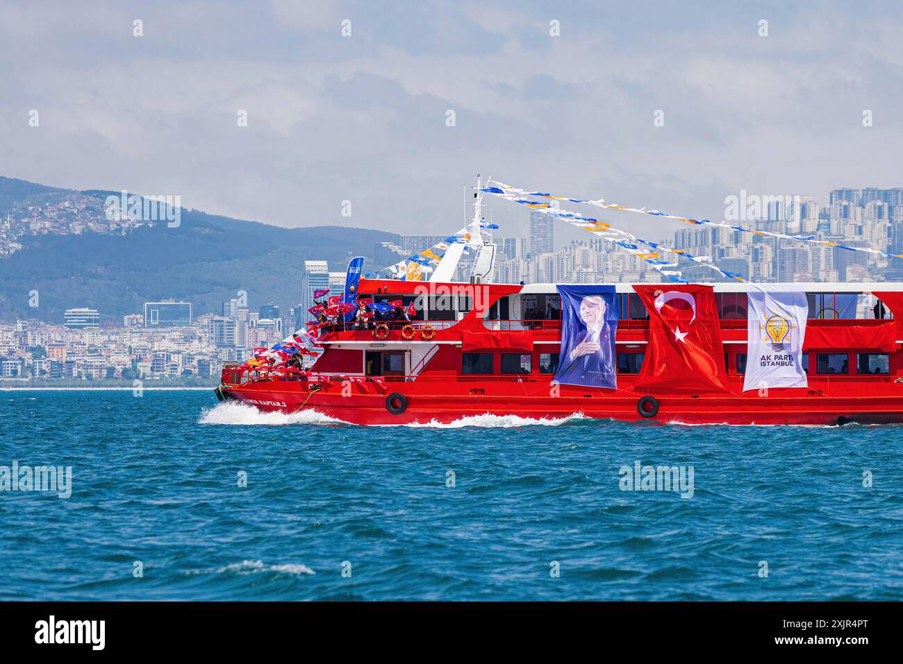 Anhänger der regierenden AK-Partei, die vor den Präsidentschaftswahlen türkische Flaggen auf einem roten Boot schwenkten Stockfoto