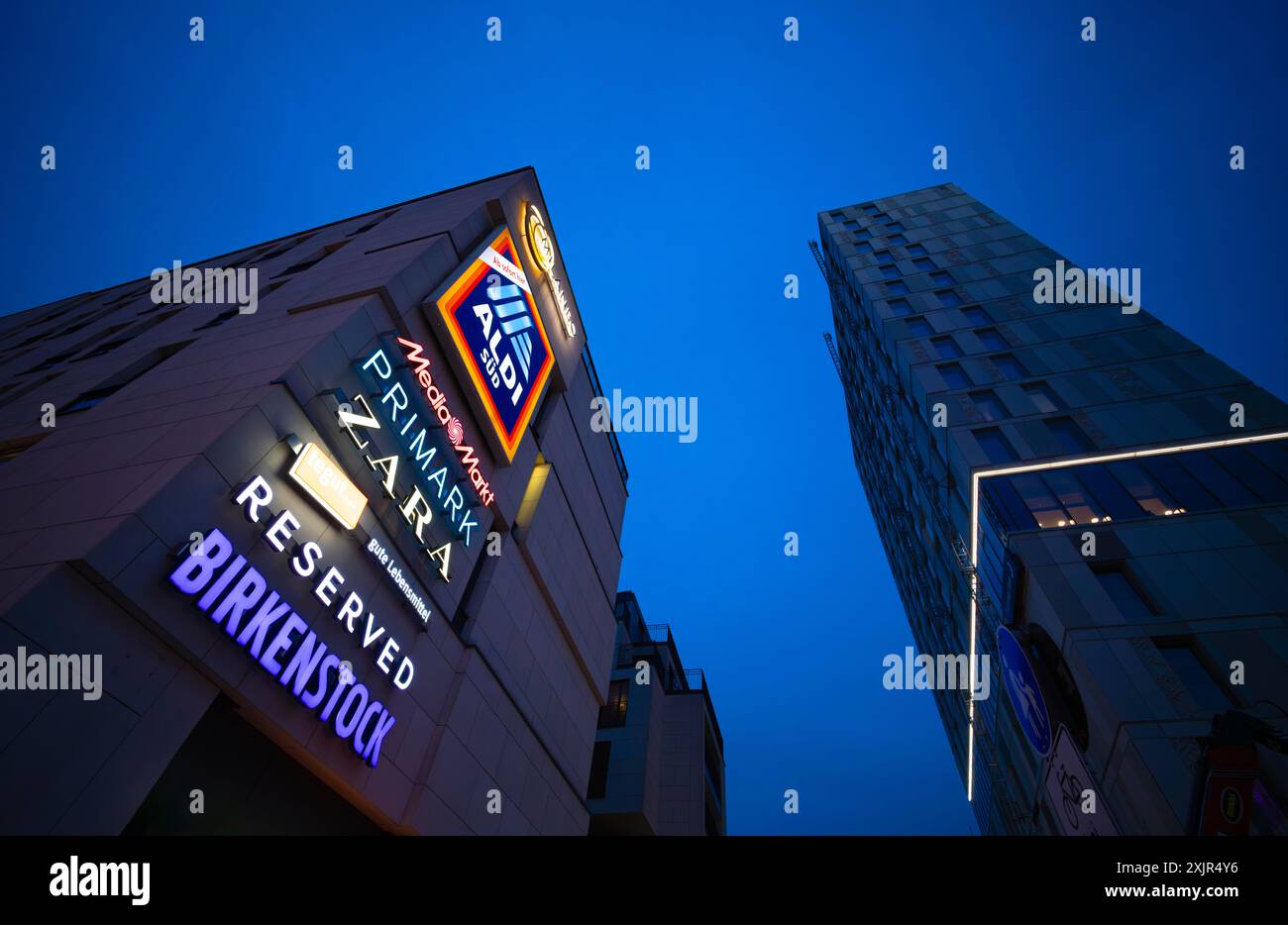 Werbung für Einkaufsketten in Milaneo, Birkenstock, Aldi Sued, Mediamarkt, Primark, reserviert, Zara, Tegut..., Logo, Blue Hour, Stuttgart Stockfoto