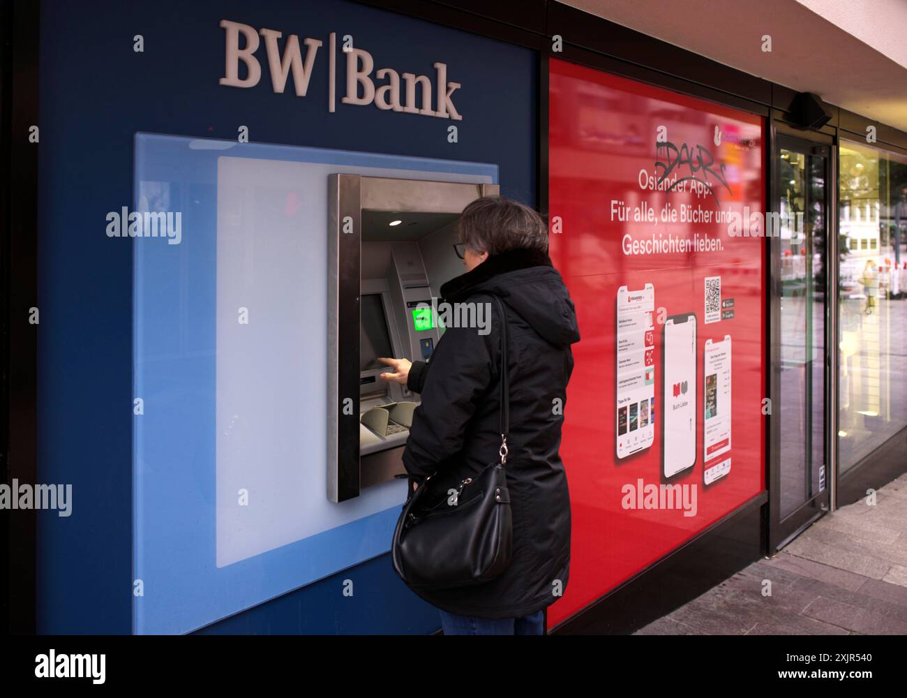 Ältere Frau, bester Alter, Typen in PIN, Geldautomat der BW-Bank Baden-Württemberg Bank, Logo, Stuttgart, Baden-Württemberg, Deutschland Stockfoto