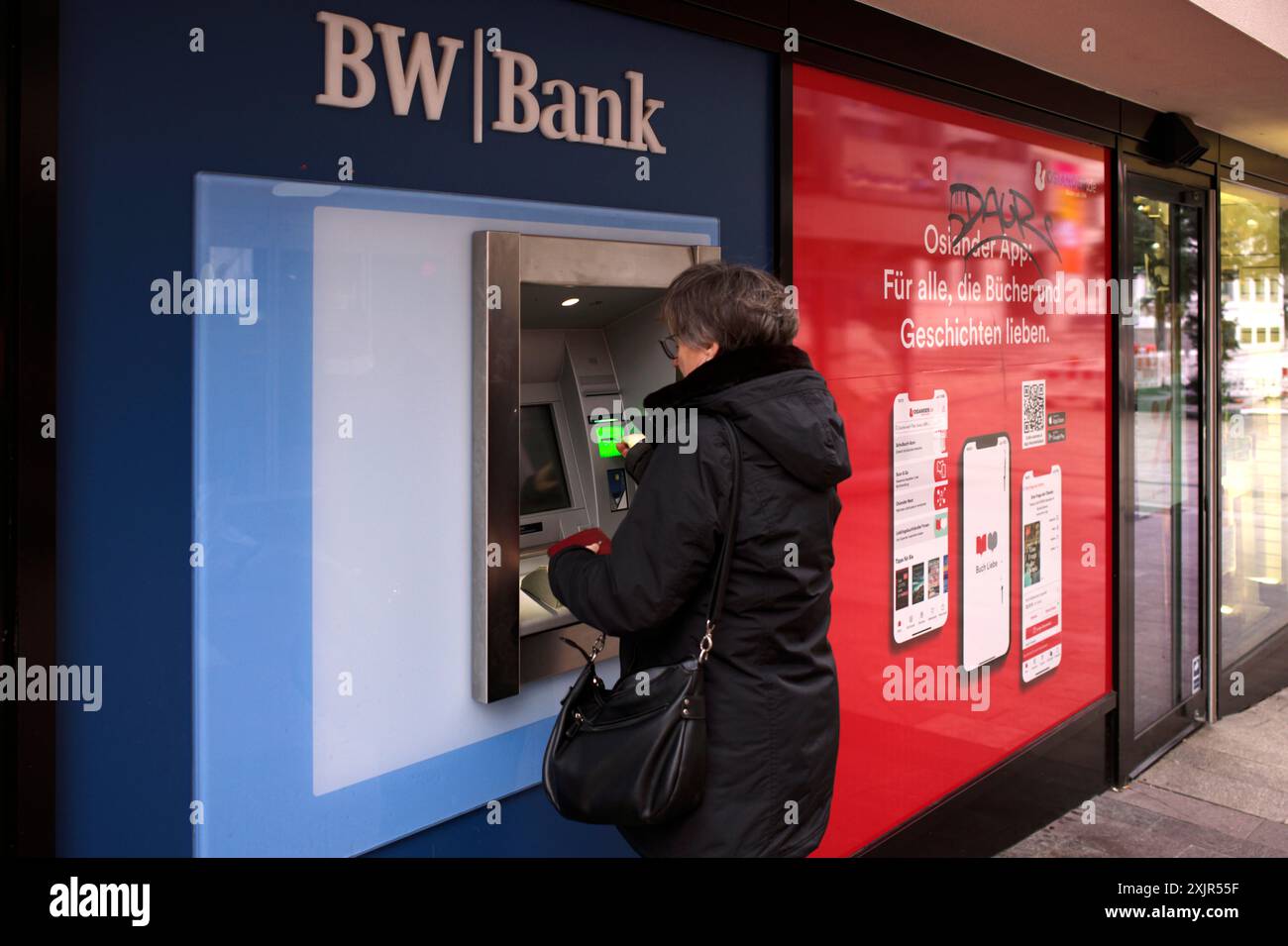 Ältere Frau, bester Alter, fügt EC-Karte ein, Kreditkarte, PIN, Geldbörse, Geldautomat der BW-Bank Baden-Württemberg Bank, Logo, Stuttgart, Baden-Württemberg Stockfoto