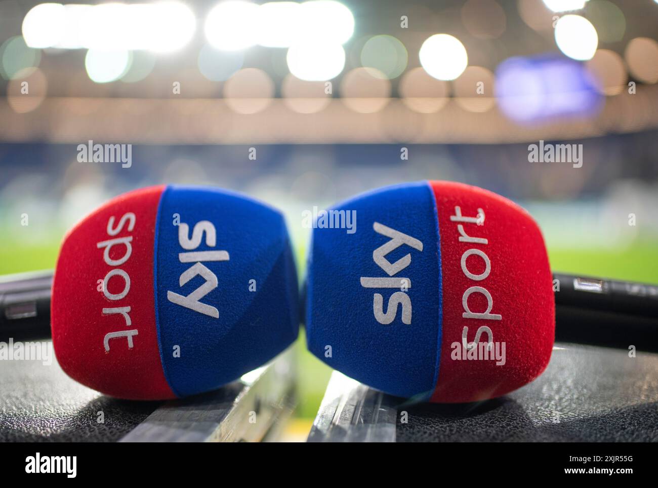 SKY-Mikrofon, Mikrofon, Logo, Stadioninnenraum, Flutlicht, PreZero Arena, Sinsheim, Baden-Wuerttemberg, Deutschland Stockfoto