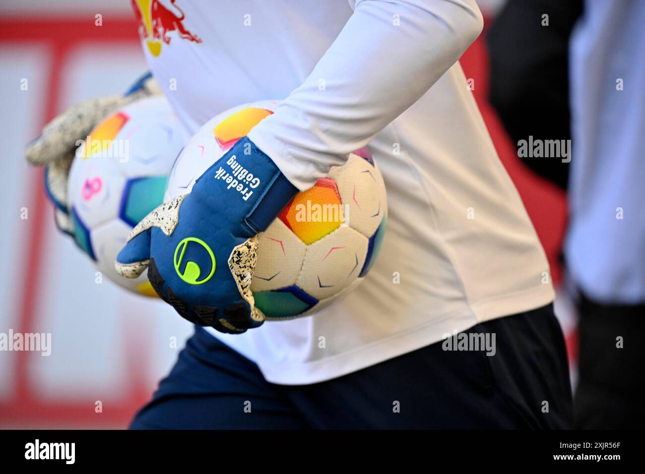 Nahaufnahme, Torwarttrainer Frederik Goessling RasenBallsport Leipzig RBL, Torwarthandschuhe mit Logo, Adidas Derbystar Match Ball, MHPArena, MHP Stockfoto