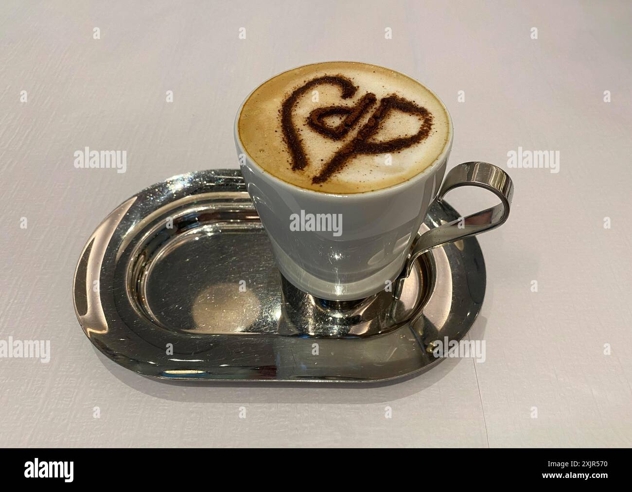 Cappuccino mit Cafe de Paris Logo aus Kakao auf Milchschaum, Cafe de Paris, Dubai Mall, Downtown, Dubai, Vereinigte Arabische Emirate, VAR Stockfoto