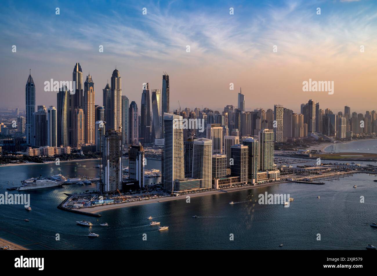 Blick von der Aussichtsplattform Palm auf die Skyline mit Princess Tower, Elite Residence, Luxusyacht OPERA im Besitz von Scheich Mansour bin Stockfoto