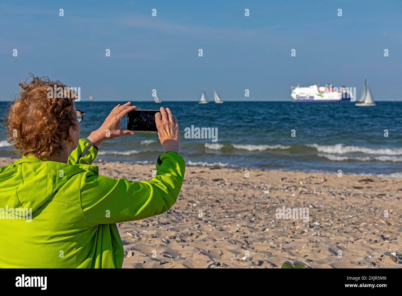 Ältere Frau fotografiert Boote, Segelboote, Fähre, Smartphone, Kieler Woche, Falckensteiner Strand, Kieler Fjord, Kiel, Schleswig-Holstein Stockfoto