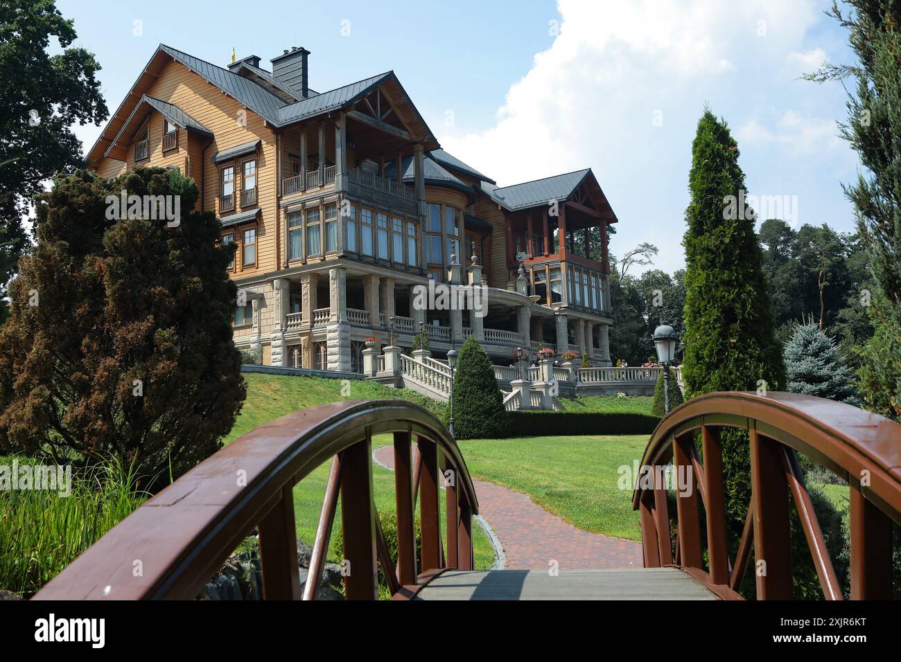 KIEW REGION, UKRAINE - 18. JULI 2024 - das Honka Clubhaus auf dem Gelände des Nationaldenkmalparks Meschhyhiria (ehemalige Residenz des ehemaligen Präsidenten der Ukraine Victor Janukowitsch), Dorf Novi Petrivtsi, Kiew Region, Nord-Zentral-Ukraine Stockfoto