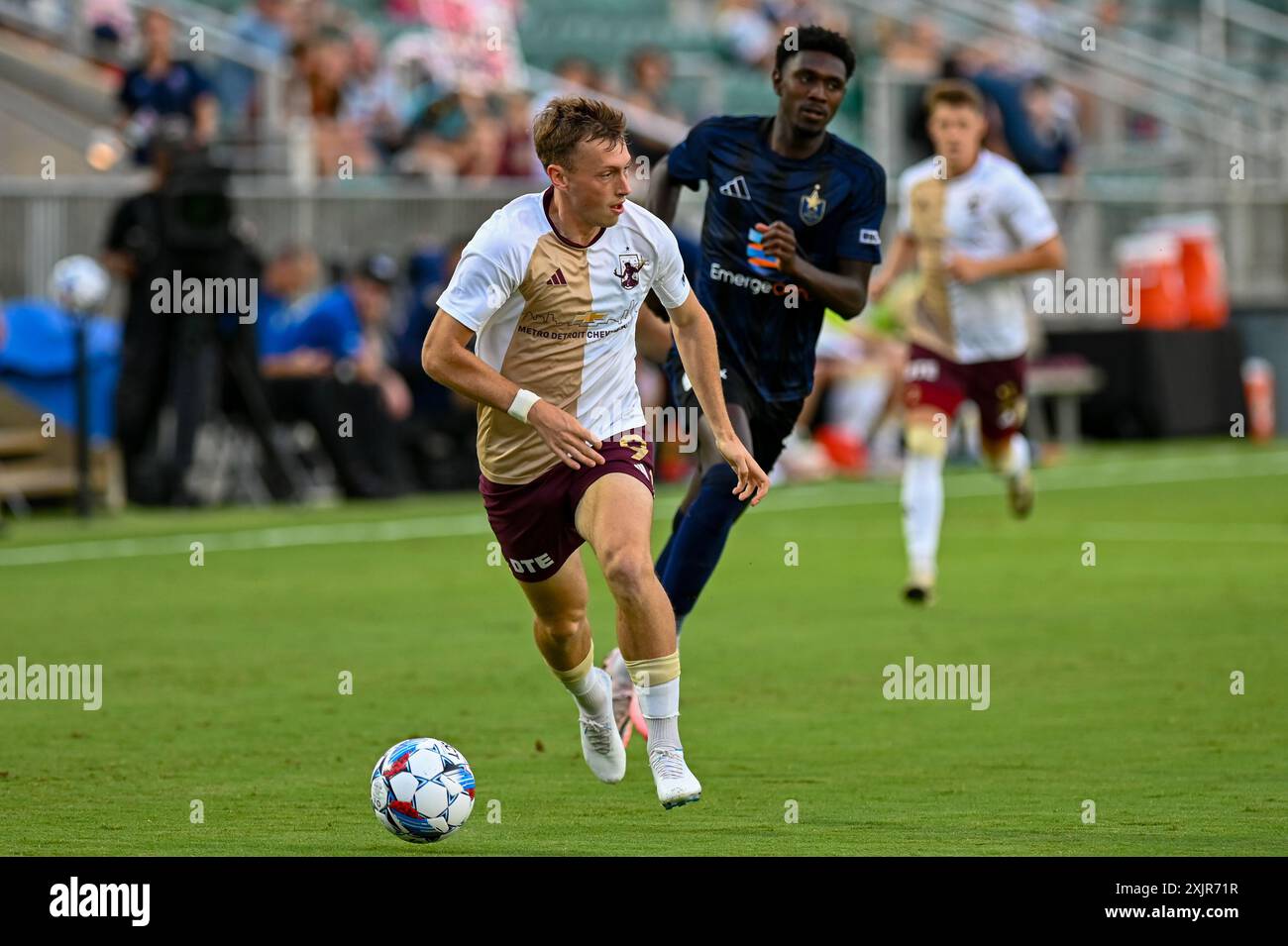 Cary, North Carolina, USA. Juli 2024. Der Detroit City FC-Stürmer BEN MORRIS schlägt einen Verteidiger eins gegen eins und sucht einen offenen Teamkollegen in der Torhütte. North Carolina FC war Gastgeber des Detroit City FC im WakeMed Soccer Park in Cary, NC. (Kreditbild: © Patrick Magoon/ZUMA Press Wire) NUR REDAKTIONELLE VERWENDUNG! Nicht für kommerzielle ZWECKE! Stockfoto