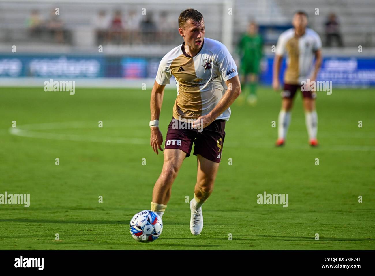 Cary, North Carolina, USA. Juli 2024. Detroit City FC Stürmer BEN MORRIS dribbelt durch den offenen Raum. North Carolina FC war Gastgeber des Detroit City FC im WakeMed Soccer Park in Cary, NC. (Kreditbild: © Patrick Magoon/ZUMA Press Wire) NUR REDAKTIONELLE VERWENDUNG! Nicht für kommerzielle ZWECKE! Stockfoto