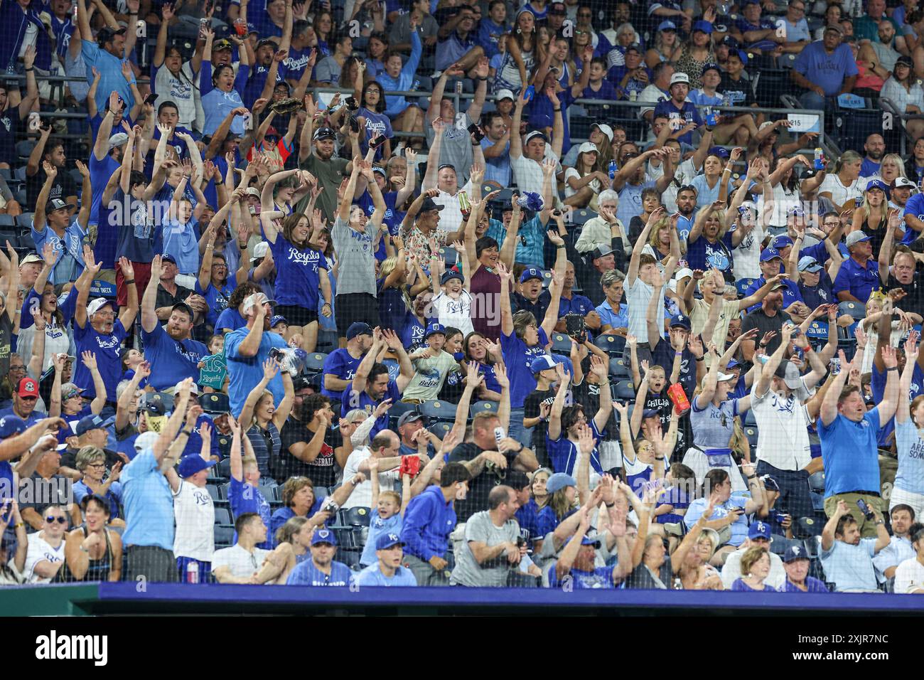 Kansas City, MO, USA. Juli 2024. Die Fans spielen beim neunten Inning eines Spiels zwischen den Kansas City Royals und Chicago White Sox im Kauffman Stadium in Kansas City, MO. David Smith/CSM/Alamy Live News Stockfoto