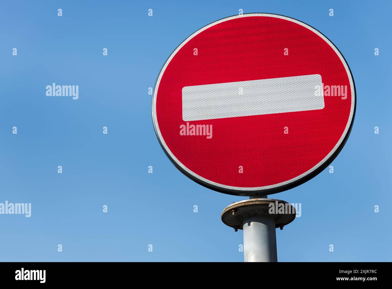 Rotes Verkehrsschild Ohne Zutritt Isoliert Auf Klarem Blauen Himmel Stockfoto