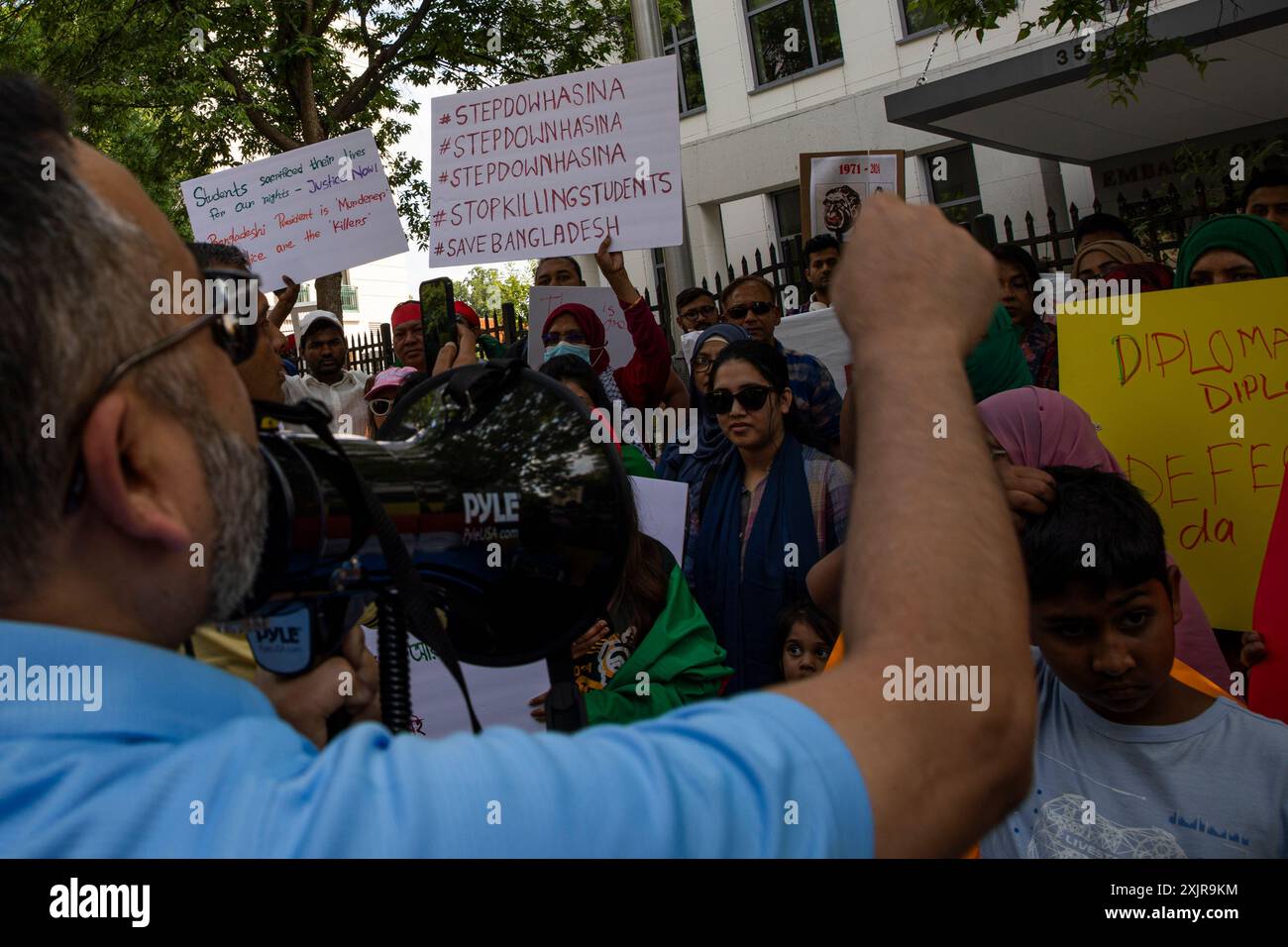 Washington Dc, Vereinigte Staaten . Juli 2024. Die bangladeschische Gemeinde hält am 19. Juli 2024 eine Kundgebung vor der Botschaft des Landes in Washington DC, USA ab. Sie fordern, die Tötung unschuldiger Studenten zu beenden, die eine Reform des Quotensystems für staatliche Arbeitsplätze in ihrem Heimatland fordern. In Bangladesch sind in wenigen Tagen mehr als 100 Menschen bei anhaltenden Protesten ums Leben gekommen. (Foto: Aashish Kiphayet/SIPA USA) Credit: SIPA USA/Alamy Live News Stockfoto