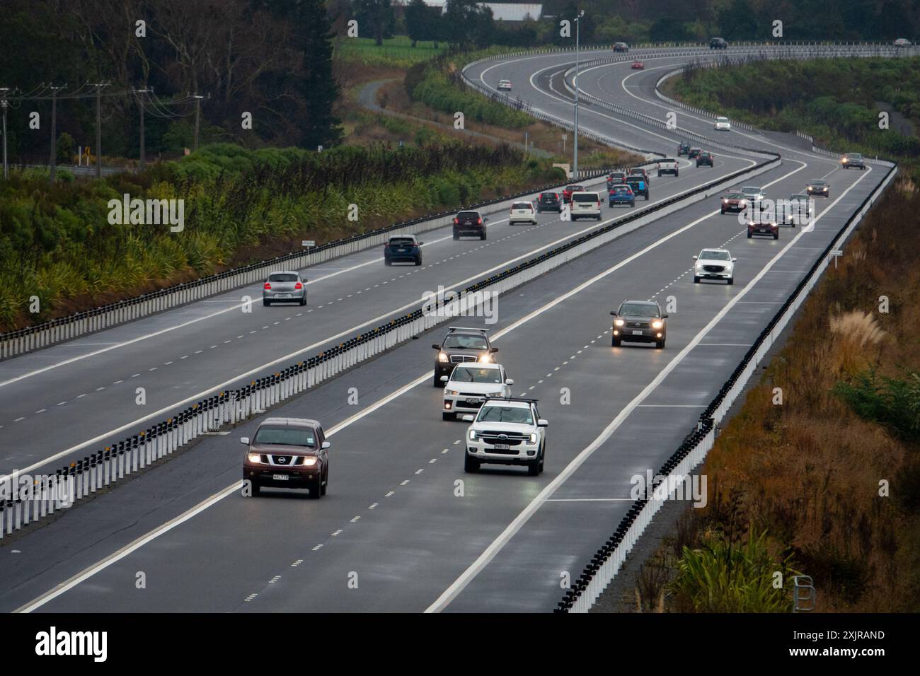 Verkehr bei Regen auf Peka Peka zum Otaki Expressway in Kapiti, Neuseeland Stockfoto