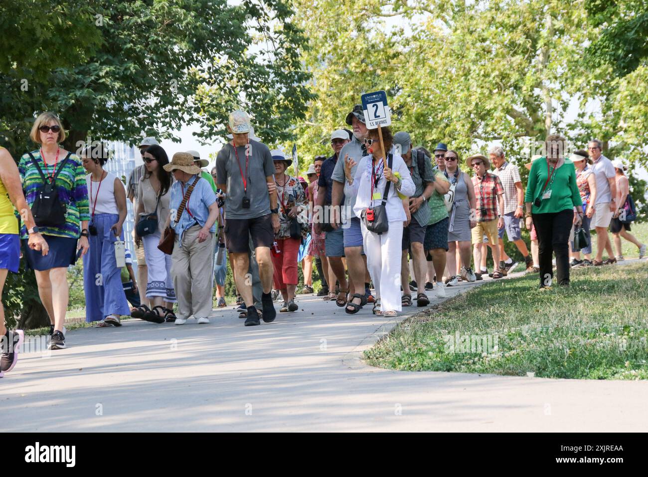 Belgrad, Serbien. Juli 2024. Tourgruppen steigen am 19. Juli 2024 in die Oberstadt der Belgrader Festung in Belgrad, Serbien, ab. Da die tourismusfeindliche Stimmung gegen Touristen steigt, haben viele Länder damit begonnen, Regeln für das Reiseverhalten umzusetzen. (Foto: Alexandra Buxbaum/SIPA USA) Credit: SIPA USA/Alamy Live News Stockfoto