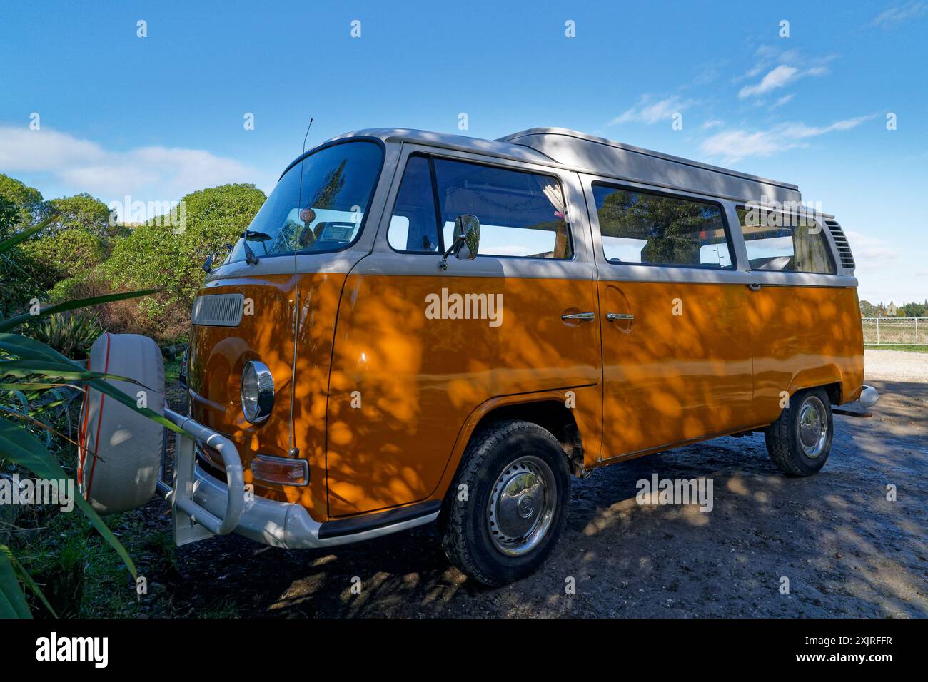 Motueka, Tasman District, Südinsel, Aotearoa/Neuseeland - 13. Juli 2024: Ein klassischer VW Combi Campervan komplett mit vorn montiertem Reserverad. Stockfoto