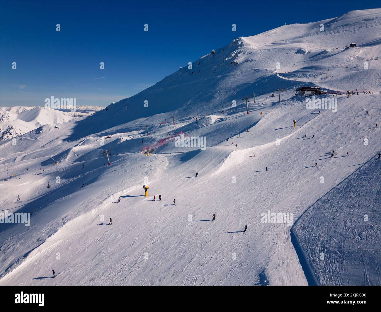 MT Hutt, Neuseeland: Luftaufnahme der Skigebiete des Mt Hutt in der Region Canterbury im Winter auf der Südinsel Neuseelands Stockfoto