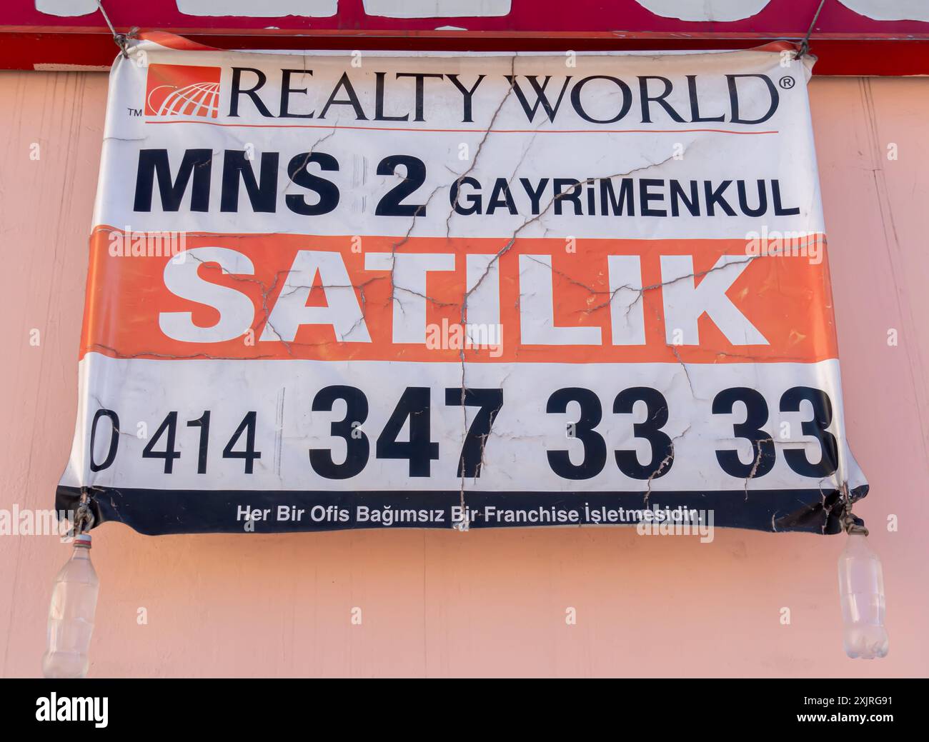 Immobilien Türkei - Haus zum Verkauf Schild Poster in Urfa Turkiye Stockfoto