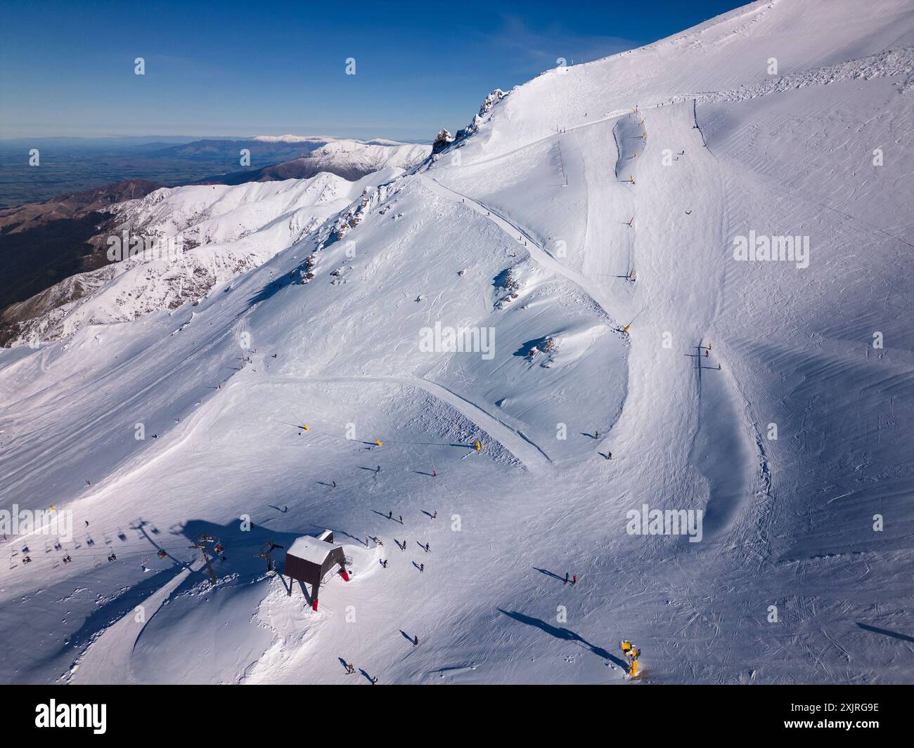 MT Hutt, Neuseeland: Aus der Vogelperspektive auf die Skipisten des Mt Hutt und den Sessellift in der Region Canterbury an einem sonnigen Wintertag auf der südinsel Neuseelands Stockfoto