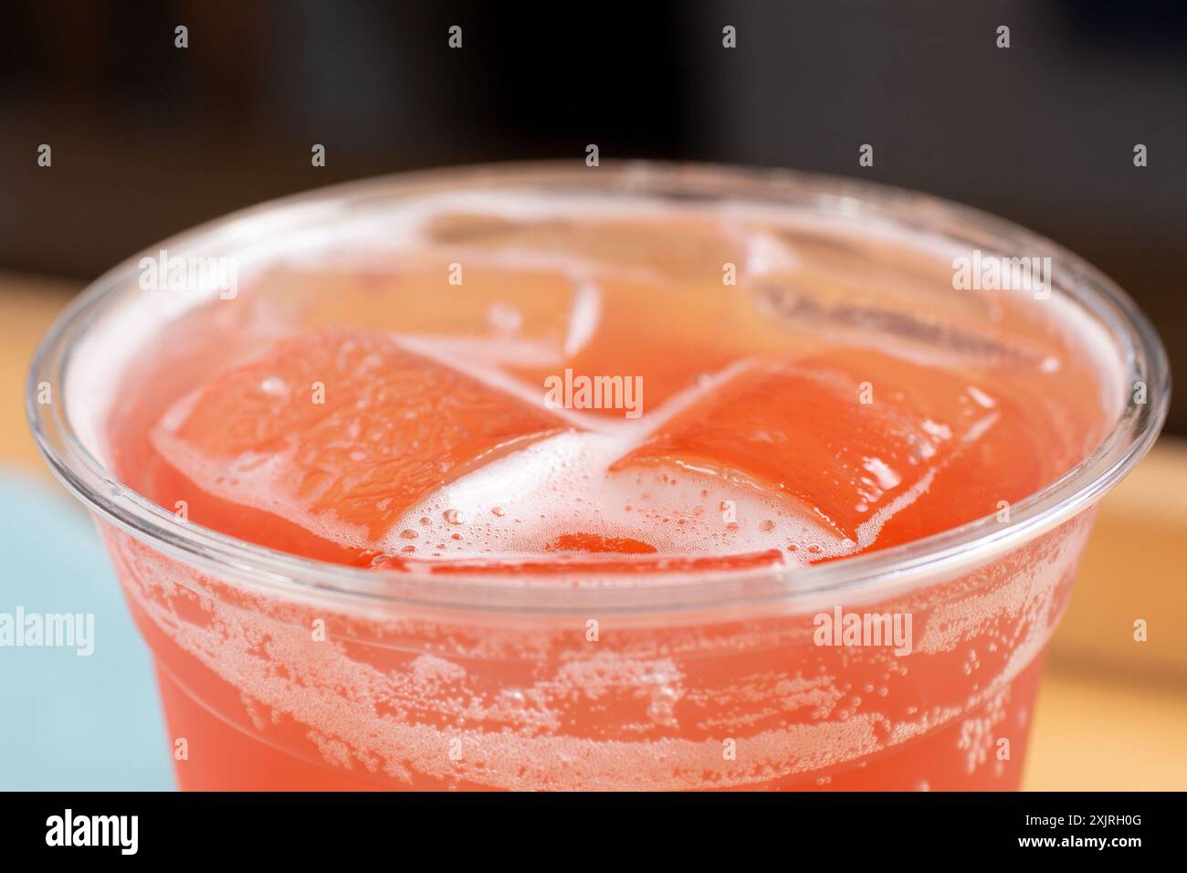 Eine Nahaufnahme einer rosa Limonade in einem Plastikbecher. Stockfoto