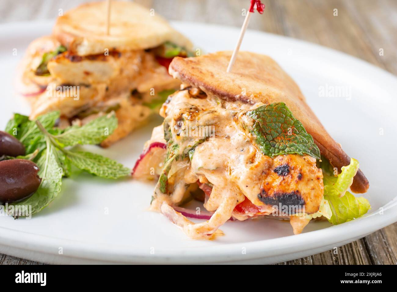 Eine Nahaufnahme einer Hühnchen-Kabob-Pita-Verpackung. Stockfoto