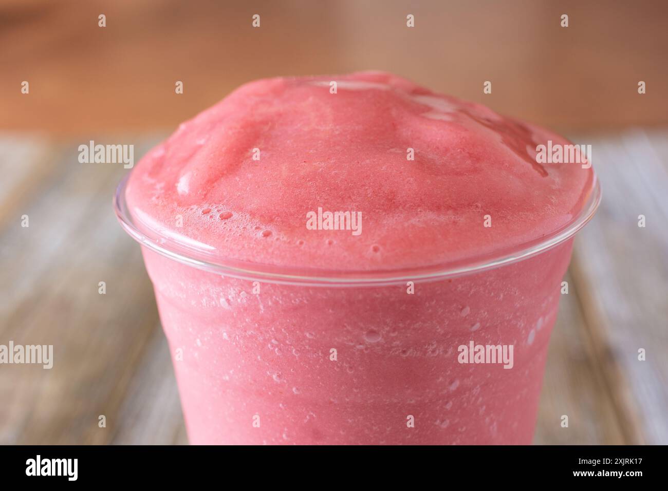 Eine Nahaufnahme eines Erdbeerfrucht-Smoothies. Stockfoto