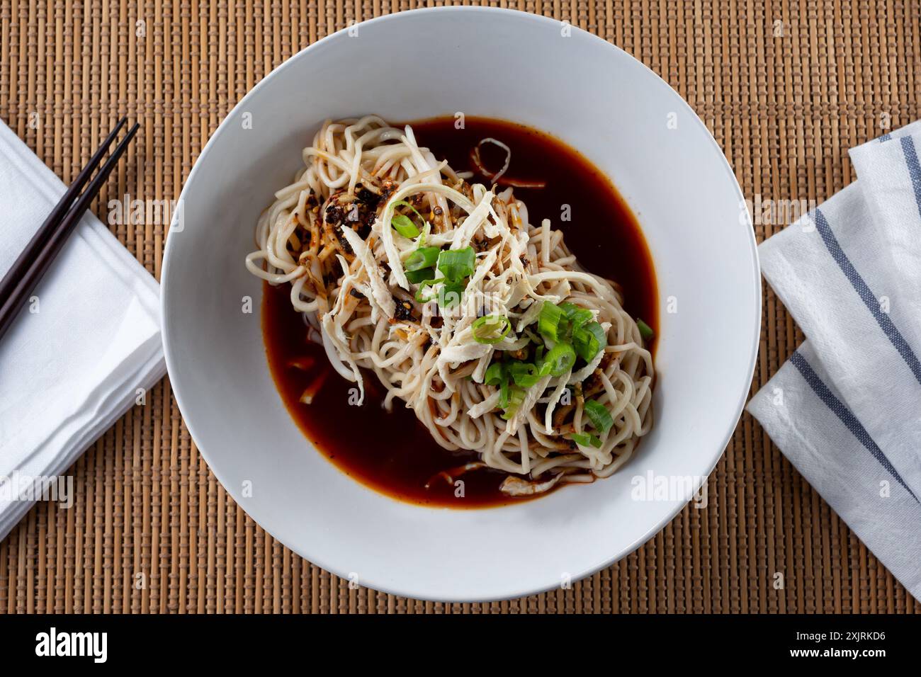 Von oben nach unten auf eine Schüssel Dan Dan Dan Nudeln mit gehacktem Huhn. Stockfoto