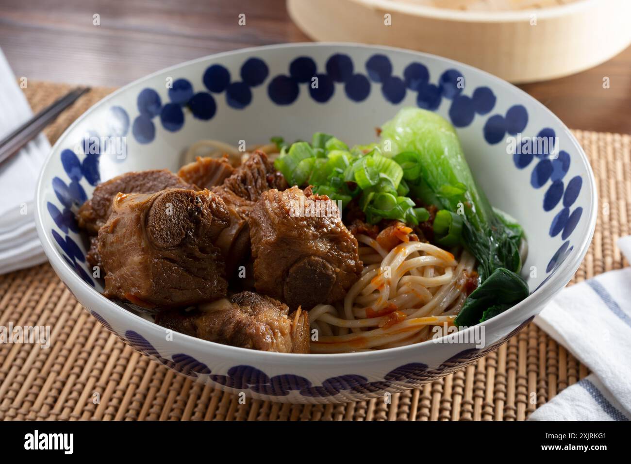 Blick auf eine Schüssel Schweinerippchen und Dan Dan Dan Nudeln. Stockfoto