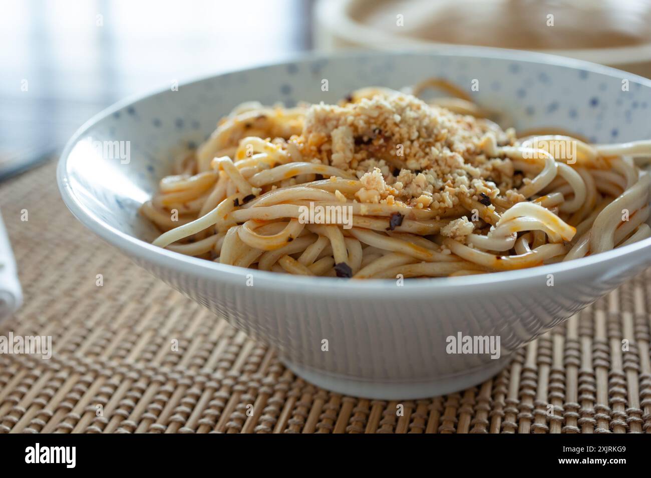Eine Nahaufnahme einer Schüssel chinesischer Dan Dan Dan Nudeln. Stockfoto