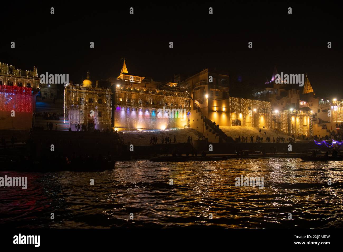 Dekoriertes Gheat mit Lichtern während Dev Diwali, Varanasi Stockfoto