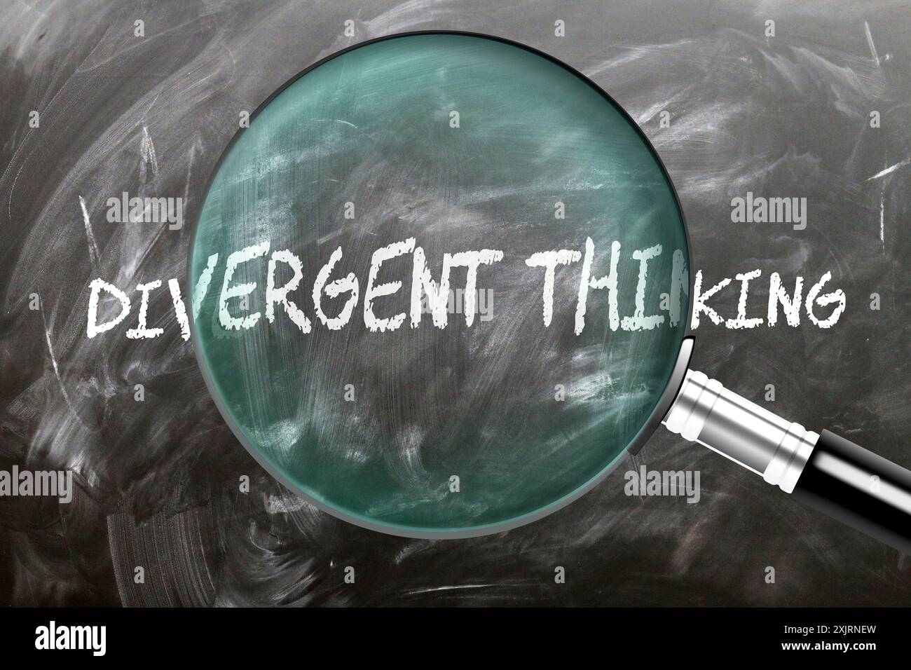 Divergierendes Denken – Lernen, studieren und untersuchen Sie es. Ein genauerer Blick auf divergierendes Denken. Eine Lupe, die das Wort "divergentes Denken" vergrößert Stockfoto