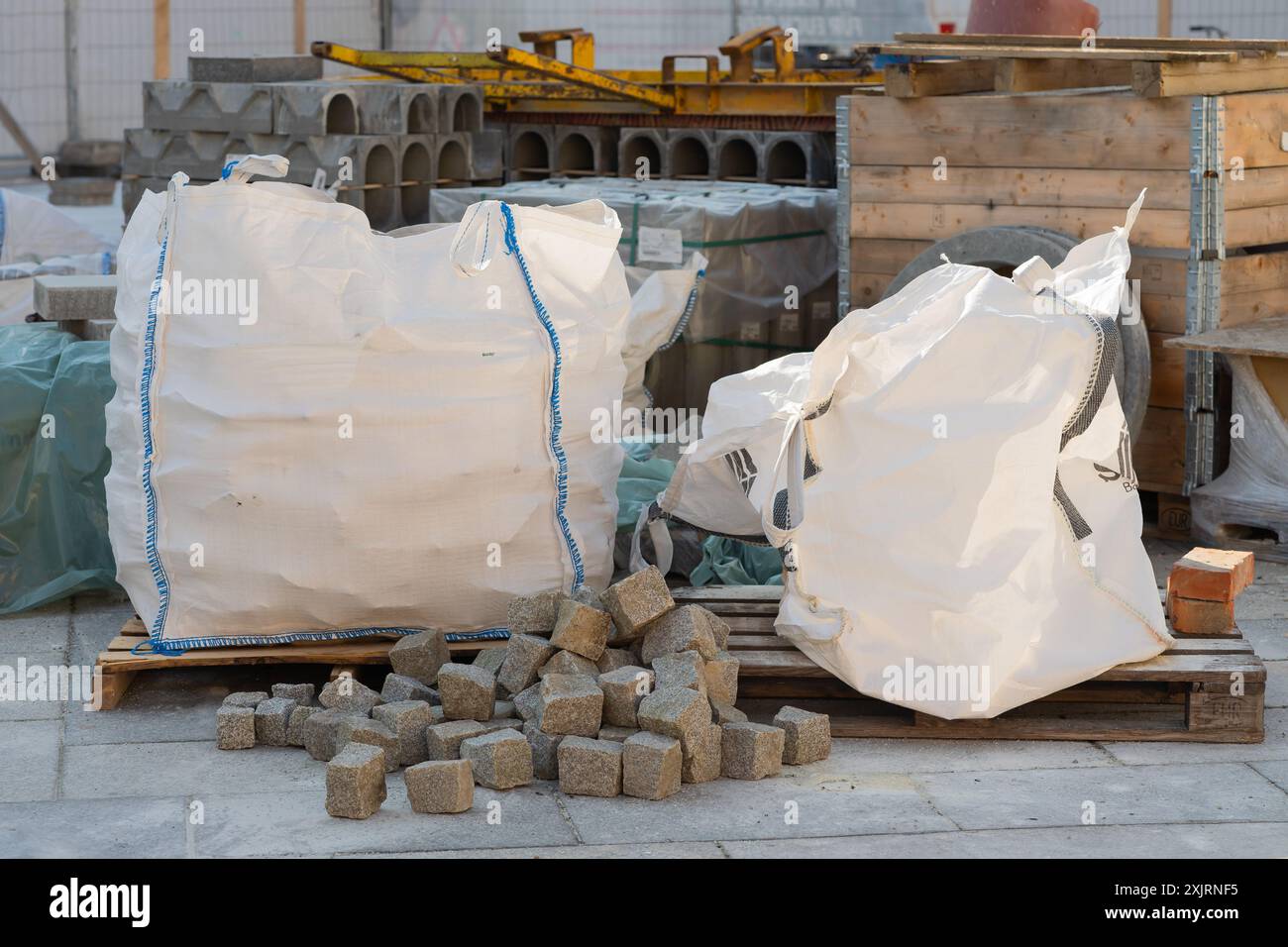 Granit Straßenpflastersteine in der Tasche auf einer Baustelle. Stockfoto