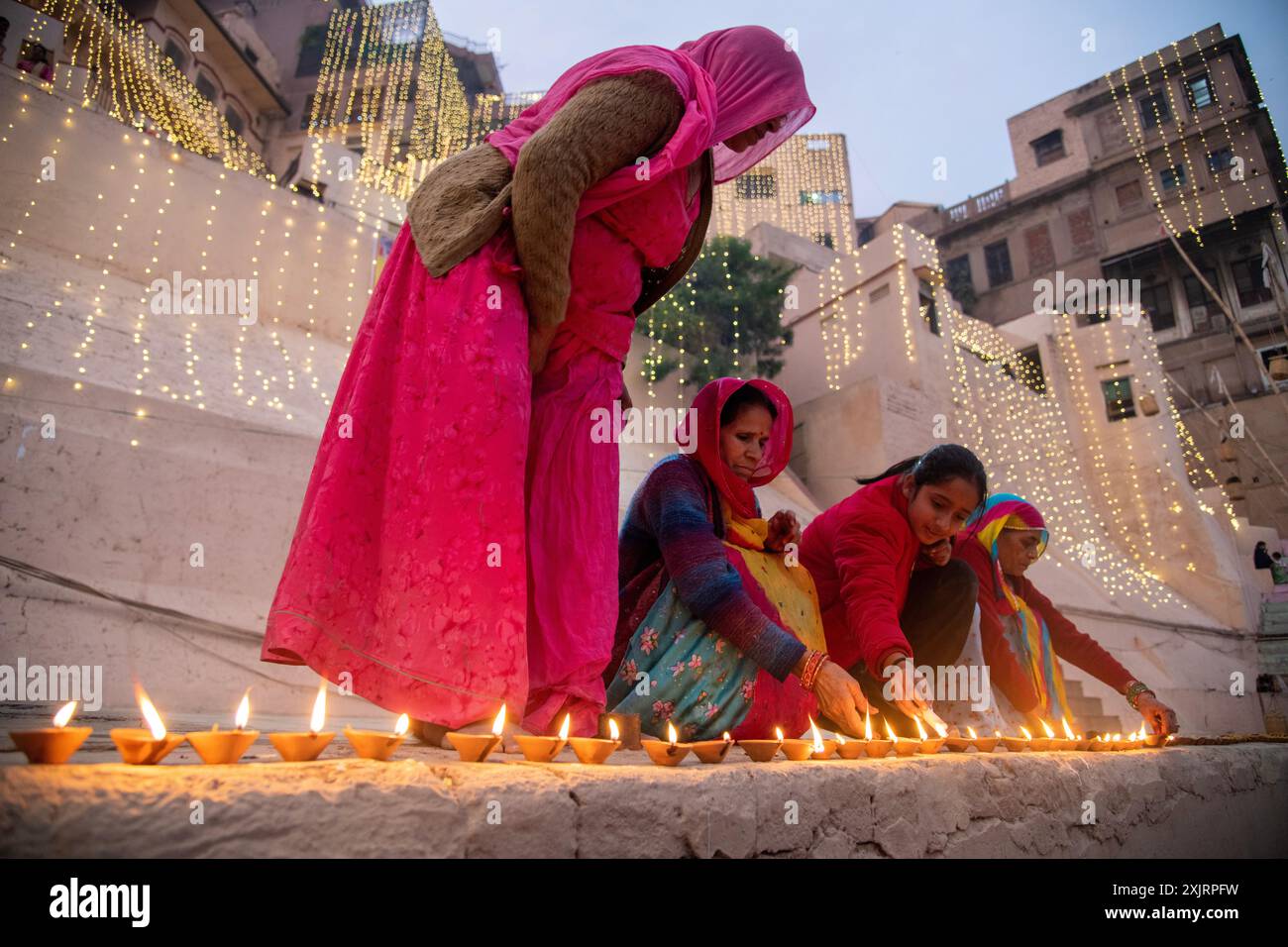 Die Gläubigen zünden Erdöllampen aus Anlass von Dev Diwali im Varanasi Ghetto an. Stockfoto