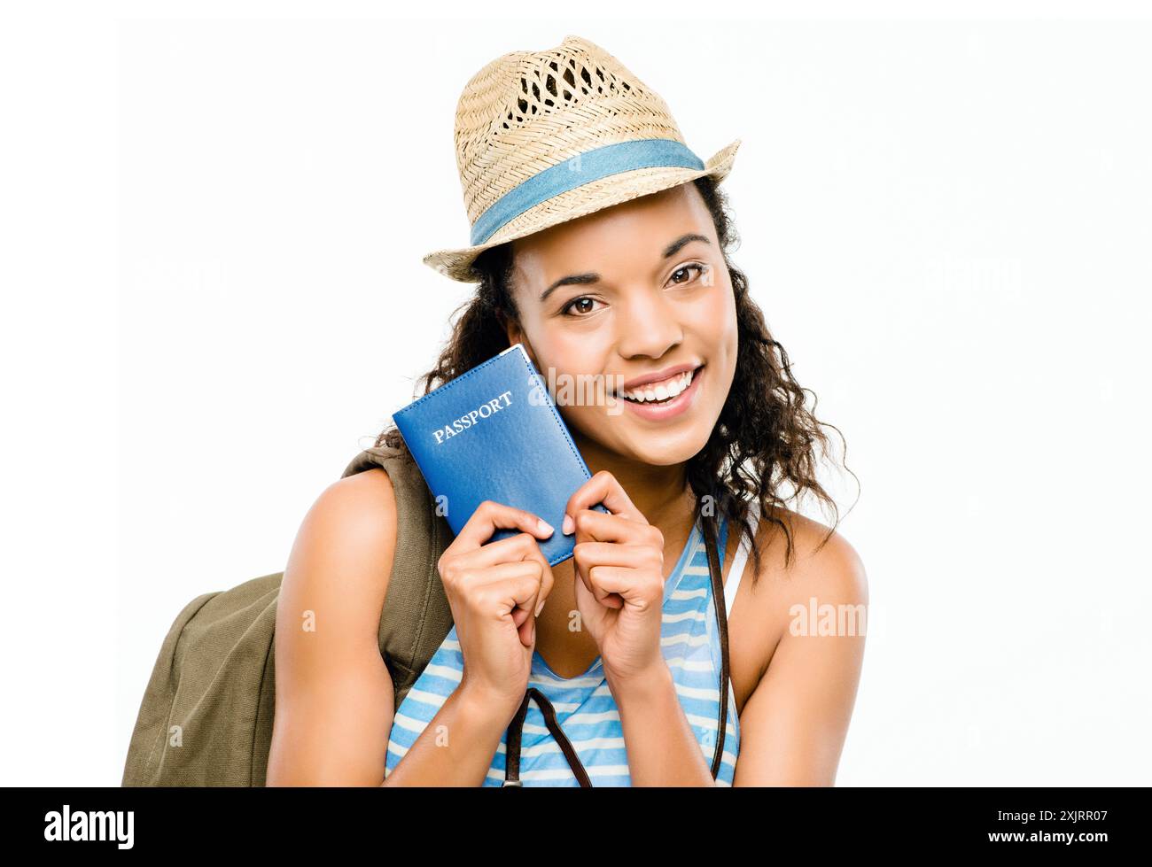 Frau, Reise und Reisepass mit Porträt, Dokumenten und Lächeln im Studio auf weißem Hintergrund. Urlaub, International und Freiheit für Studenten Stockfoto