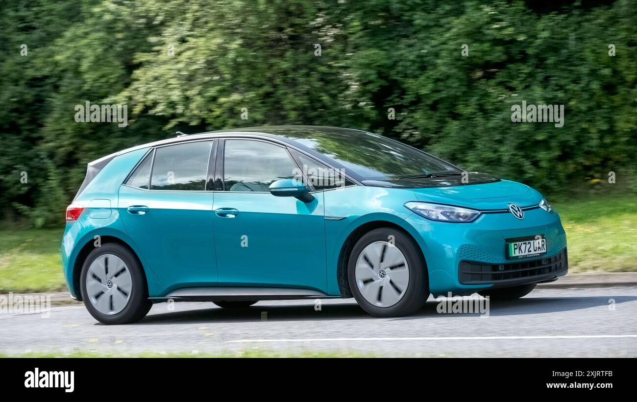 Milton Keynes, Großbritannien - 18. Juli 2024: 2022 türkisfarbenes Volkswagen ID3 Life Elektroauto fährt auf einer britischen Landstraße Stockfoto