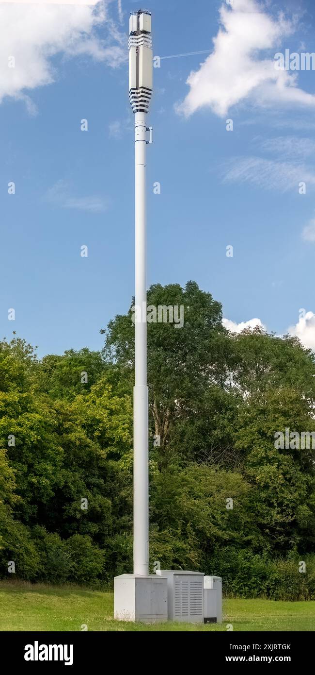 Milton Keynes, 5G-Mobilfunkmast in einer ländlichen Umgebung Stockfoto