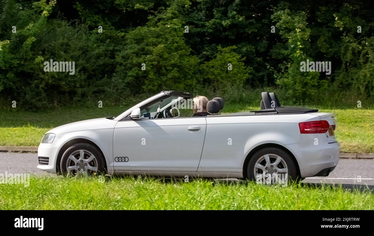 Milton Keynes, Großbritannien - 18. Juli 2024: 2009 weißer Audi A3 Cabriolet Dieselmotor auf einer britischen Landstraße Stockfoto