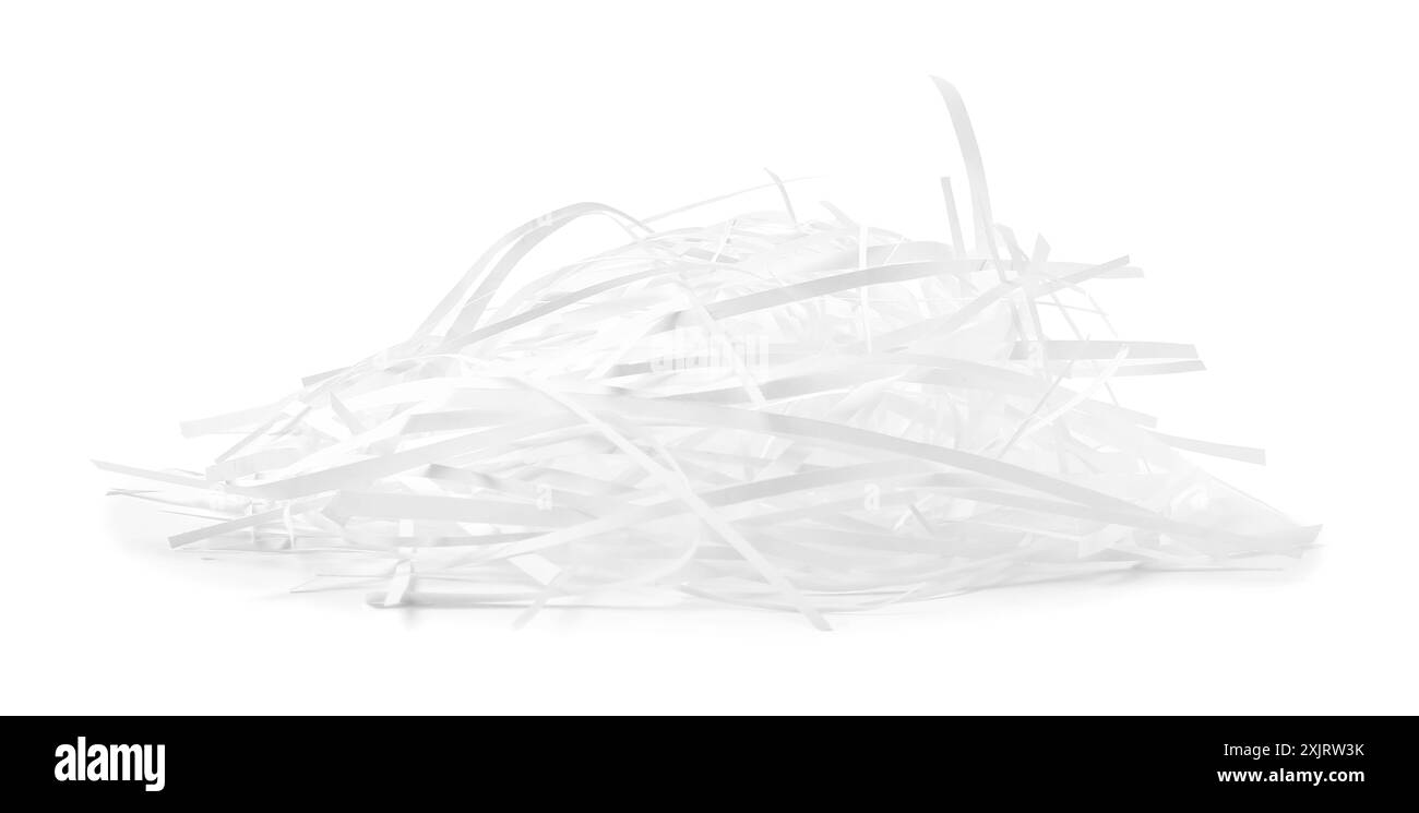 Stapel geschreddertes Papier, isoliert auf weiß Stockfoto