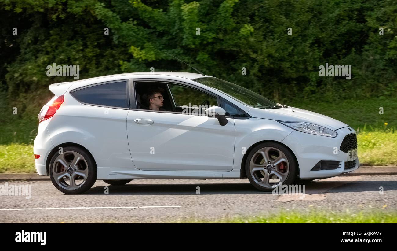 Milton Keynes, Großbritannien - 18. Juli 2024: 2014 weißer Ford Fiesta ST 2 Auto fährt auf einer britischen Landstraße Stockfoto