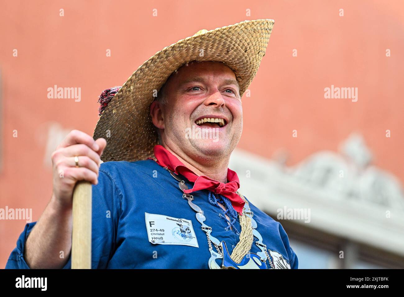 GER, Traditioneller Fischertag in Memmingen / 20.07.2024, Schrannenplatz, Memmingen, GER, Traditioneller Fischertag in Memmingen, seit 1597 findet jaehrlich der Fischertag zum Ausfischen des Memminger Stadtbaches statt. Auch dieses Jahr sprangen wieder weit ueber 1000 Teilnehmer, davon 4 Frauen, in den Memminger Stadtbach angefeuert und unterstuetzt von tausenden von Zuschauern im Bild Christof Heuß / Heuss Fischerkoenig 2023 sucht einen Nachfolger *** DE, traditioneller Angeltag in Memmingen 20 07 2024, Schrannenplatz, Memmingen, GER, traditioneller Angeltag in Memmingen, seit 1597 das Jahr Stockfoto