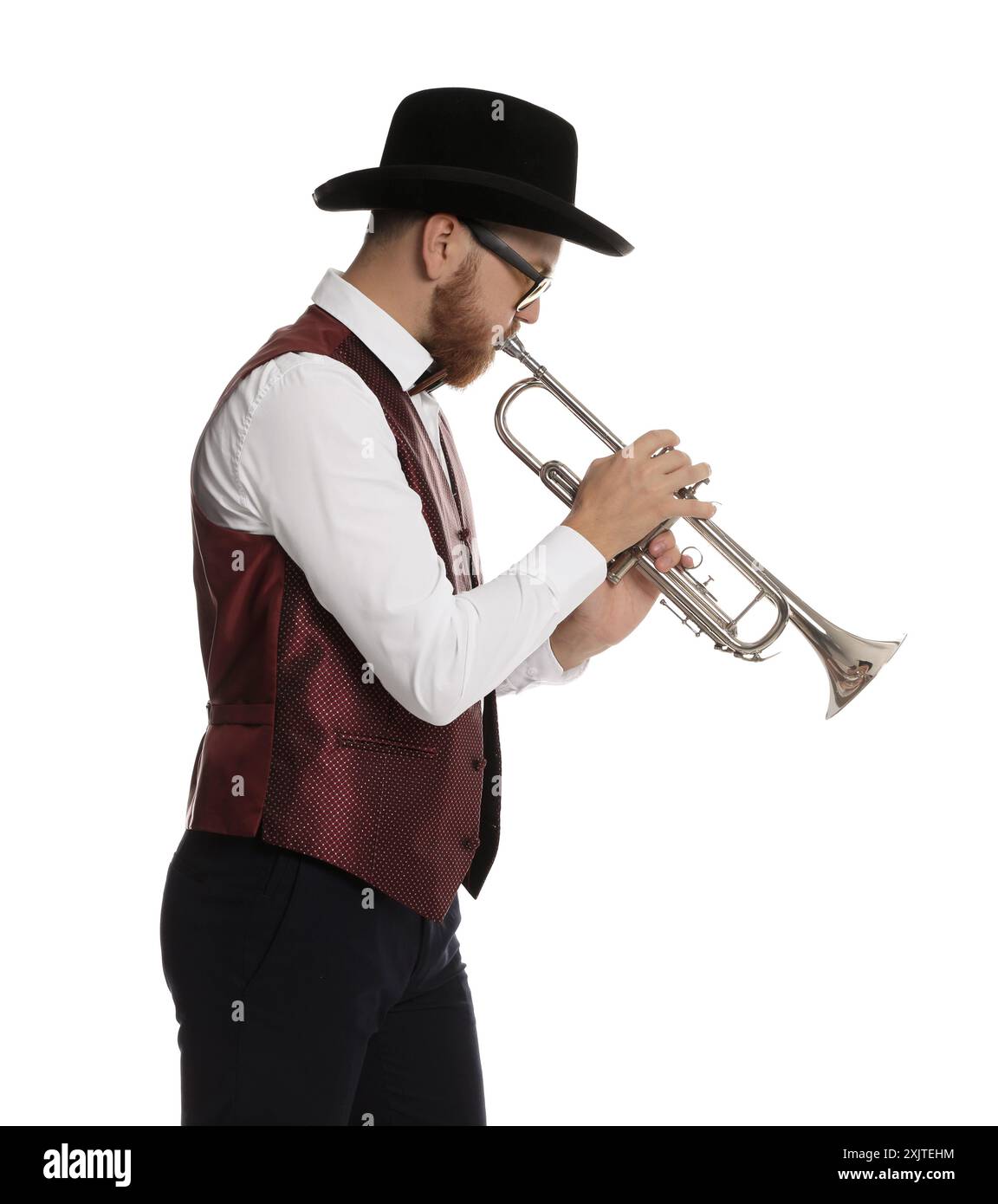 Schöner Musiker, der Trompete auf weißem Hintergrund spielt Stockfoto