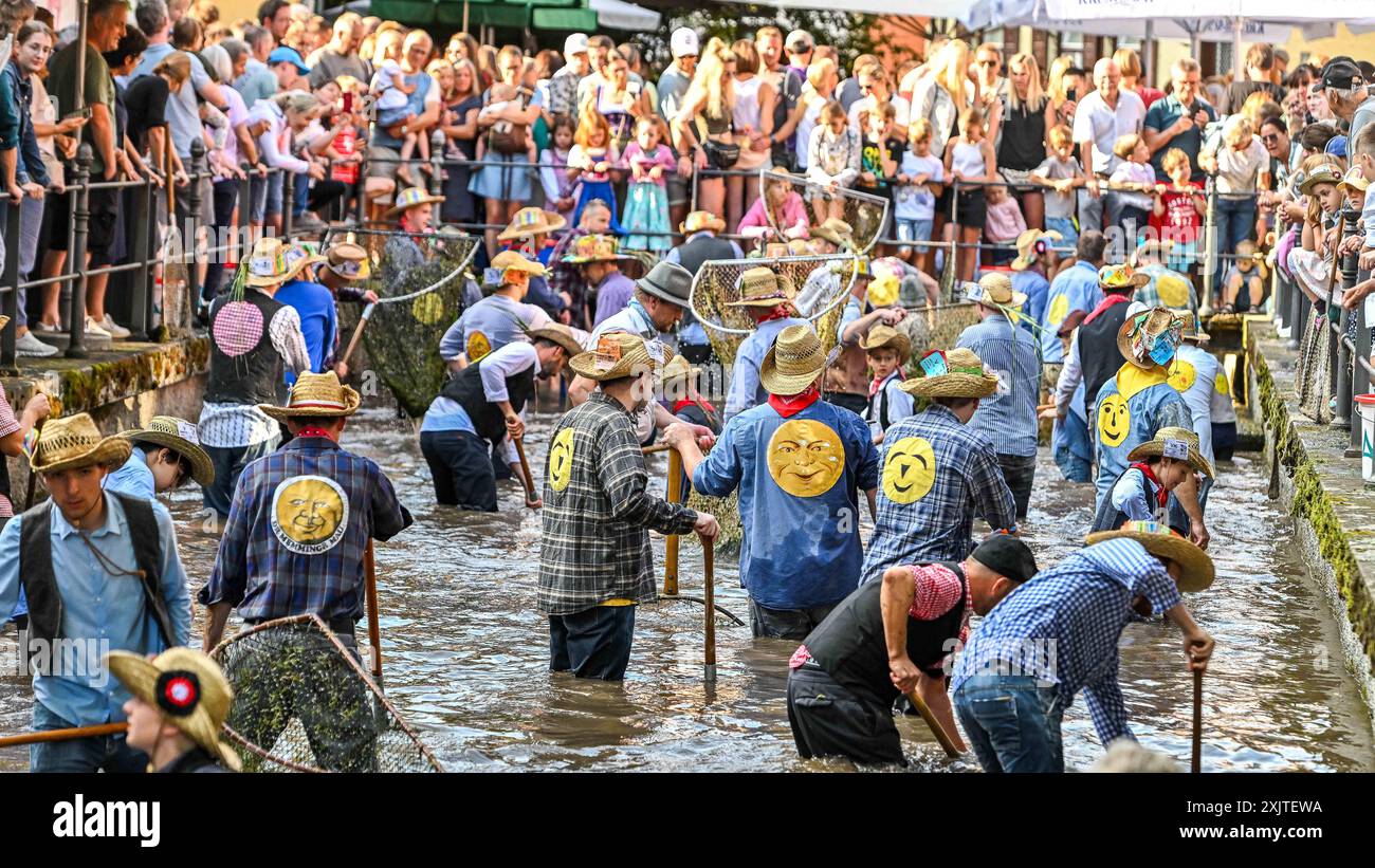 GER, Traditioneller Fischertag in Memmingen / 20.07.2024, untere Bachgasse, Memmingen, GER, Traditioneller Fischertag in Memmingen, seit 1597 findet jaehrlich der Fischertag zum Ausfischen des Memminger Stadtbaches statt. Auch dieses Jahr sprangen wieder weit ueber 1000 Teilnehmer, davon 4 Frauen, in den Memminger Stadtbach angefeuert und unterstuetzt von tausenden von Zuschauern im Bild tausende von Zuschauern verfolgen das geschehen im Stadtbach *** DE, traditioneller Angeltag in Memmingen 20 07 2024, untere Bachgasse, Memmingen, DE, traditioneller Angeltag in Memmingen, seit 1597 der Fisch Stockfoto