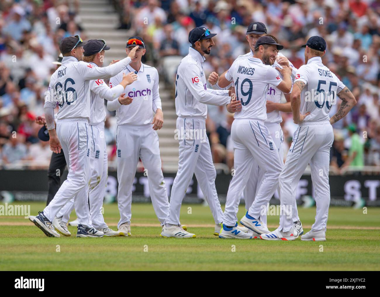 Juli 2024. Nottingham, Vereinigtes Königreich, Trent Bridge Cricket Ground. 18-22. Juli 2024. International Cricket Test Match – (England gegen West Indies Men) im Bild: England feiert Harry Brook für Kevin Sinclair. Quelle: Mark Dunn/Alamy Live News Stockfoto