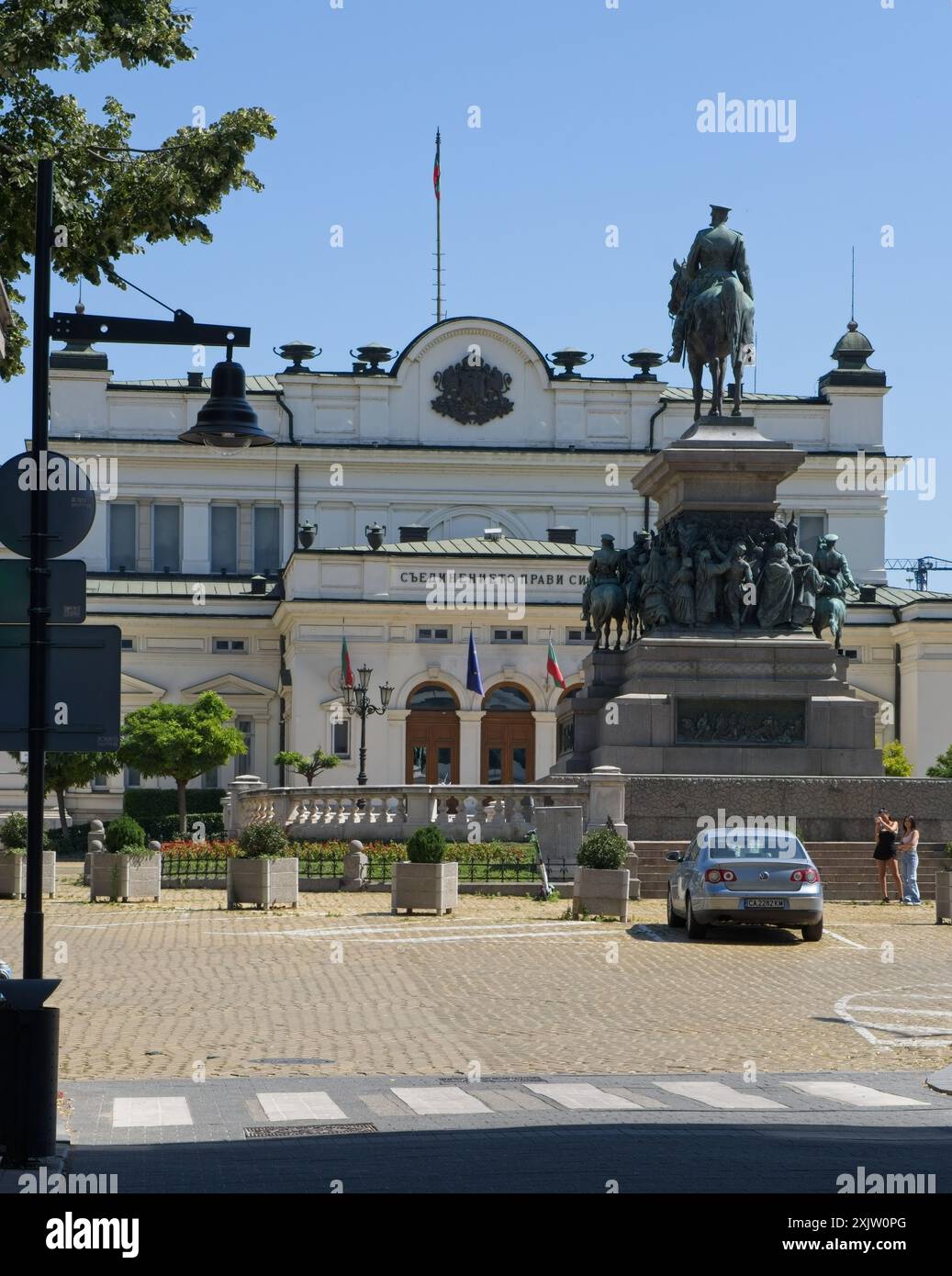 Sofia, Bulgarien - 7. Juli 2024: Sofia die alte Nationalversammlung der Republik Bulgarien. Leute, die am sonntag im antiken Serdica spazieren gehen. Straßen und B Stockfoto