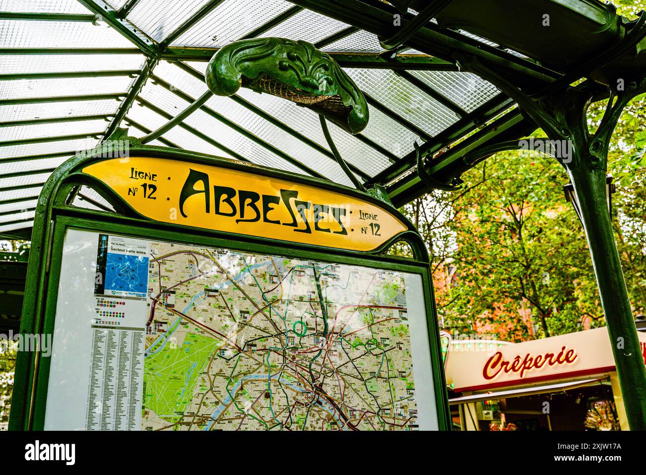 Paris Oldtimer Metro (U-Bahn) Eingangsschild für 'Abbesses Station', Jugendstilschrift von Hector Guimard, in der butte of Montmartre, Paris, Frankreich Stockfoto