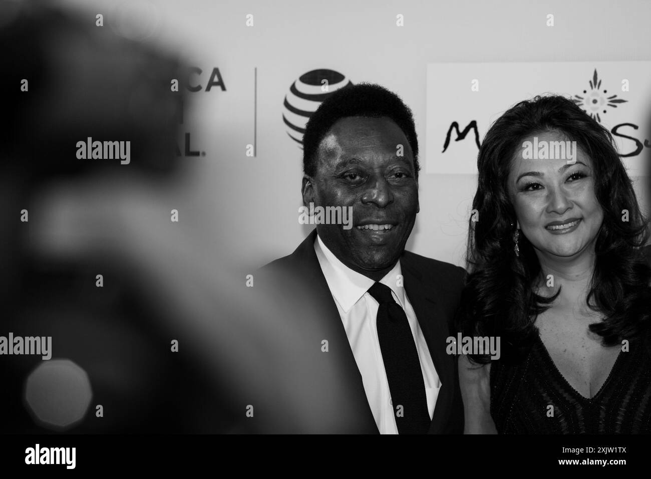 23. April 2016: Die brasilianische Fußballlegende Pele und seine Frau Marcia Aoki gehen während des 15. Tribeca Film Festivs auf dem roten Teppich Stockfoto