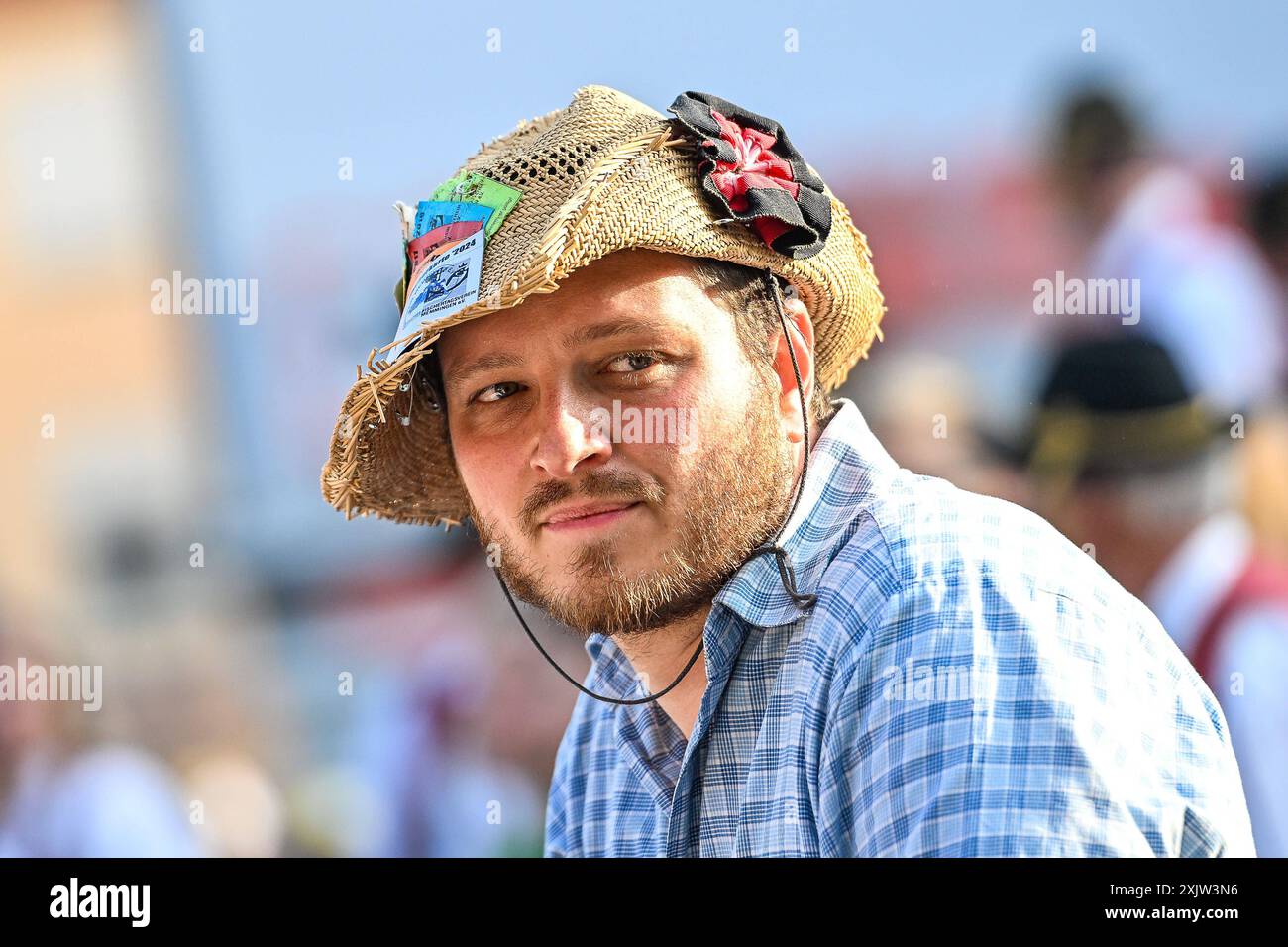 GER, Traditioneller Fischertag in Memmingen / 20.07.2024, Schrannenplatz, Memmingen, GER, Traditioneller Fischertag in Memmingen, seit 1597 findet jaehrlich der Fischertag zum Ausfischen des Memminger Stadtbaches statt. Auch dieses Jahr sprangen wieder weit ueber 1000 Teilnehmer, davon 4 Frauen, in den Memminger Stadtbach angefeuert und unterstuetzt von tausenden von Zuschauern im Bild ein Fischer wartet auf den Fischerspruch *** GER, Traditional Fishermens Day in Memmingen 20 07 2024, Schrannenplatz, Memmingen, GER, Traditional Fishermens Day in Memmingen, seit 1597 ist der Fishermens Day Stockfoto